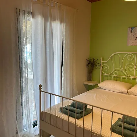 Дом отдыха Avra House *